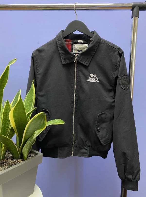 Jaket dengan aksen logo merek yang besar